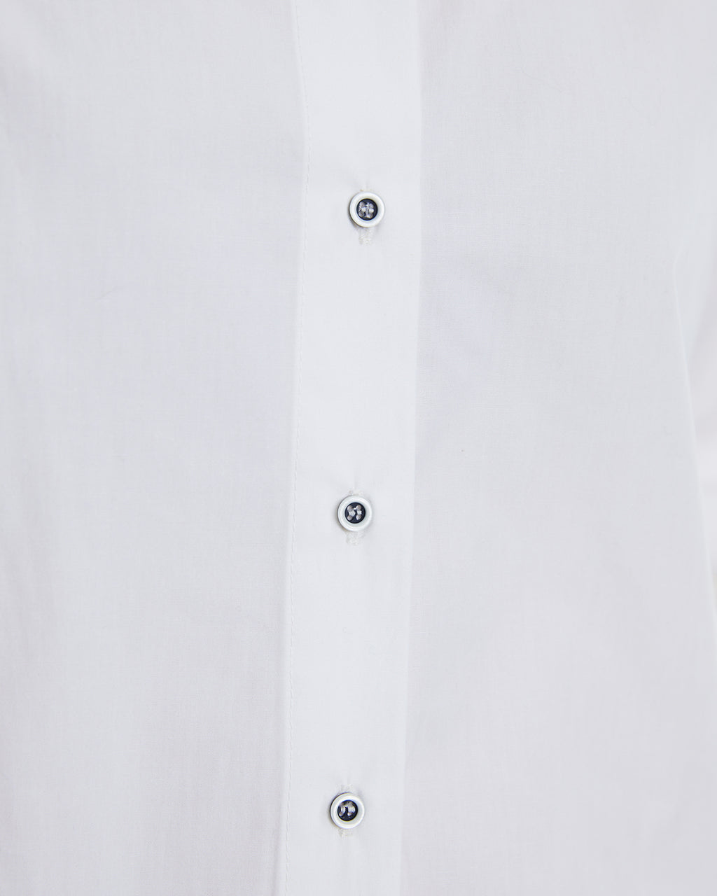 Women's poplin shirt, long sleeves and shirt collar.