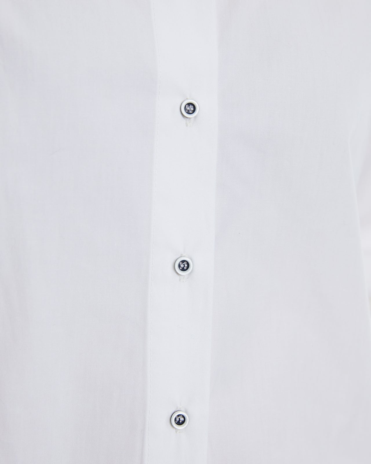 Women's poplin shirt, long sleeves and shirt collar.