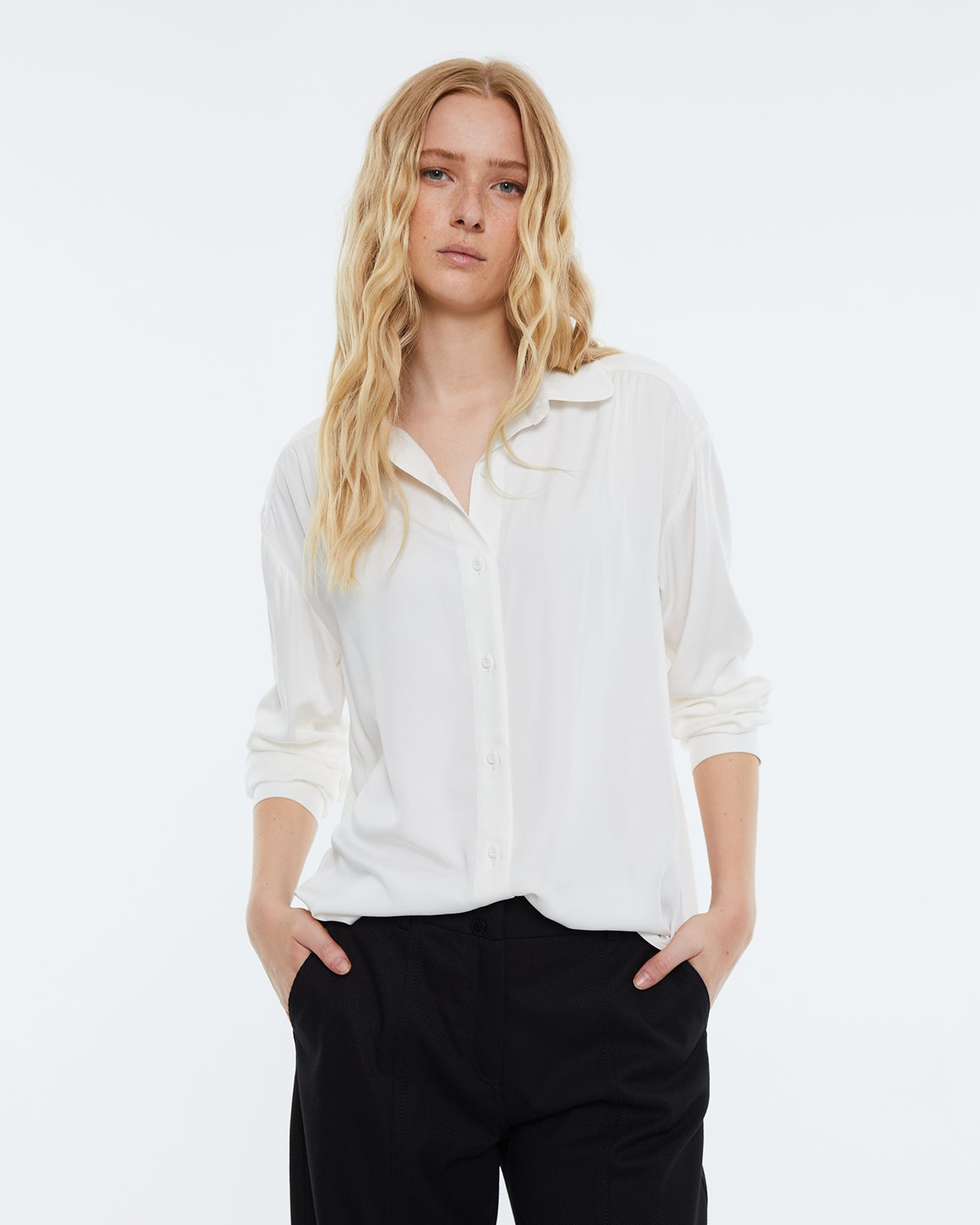 Plain women's shirt, long sleeves and shirt collar.