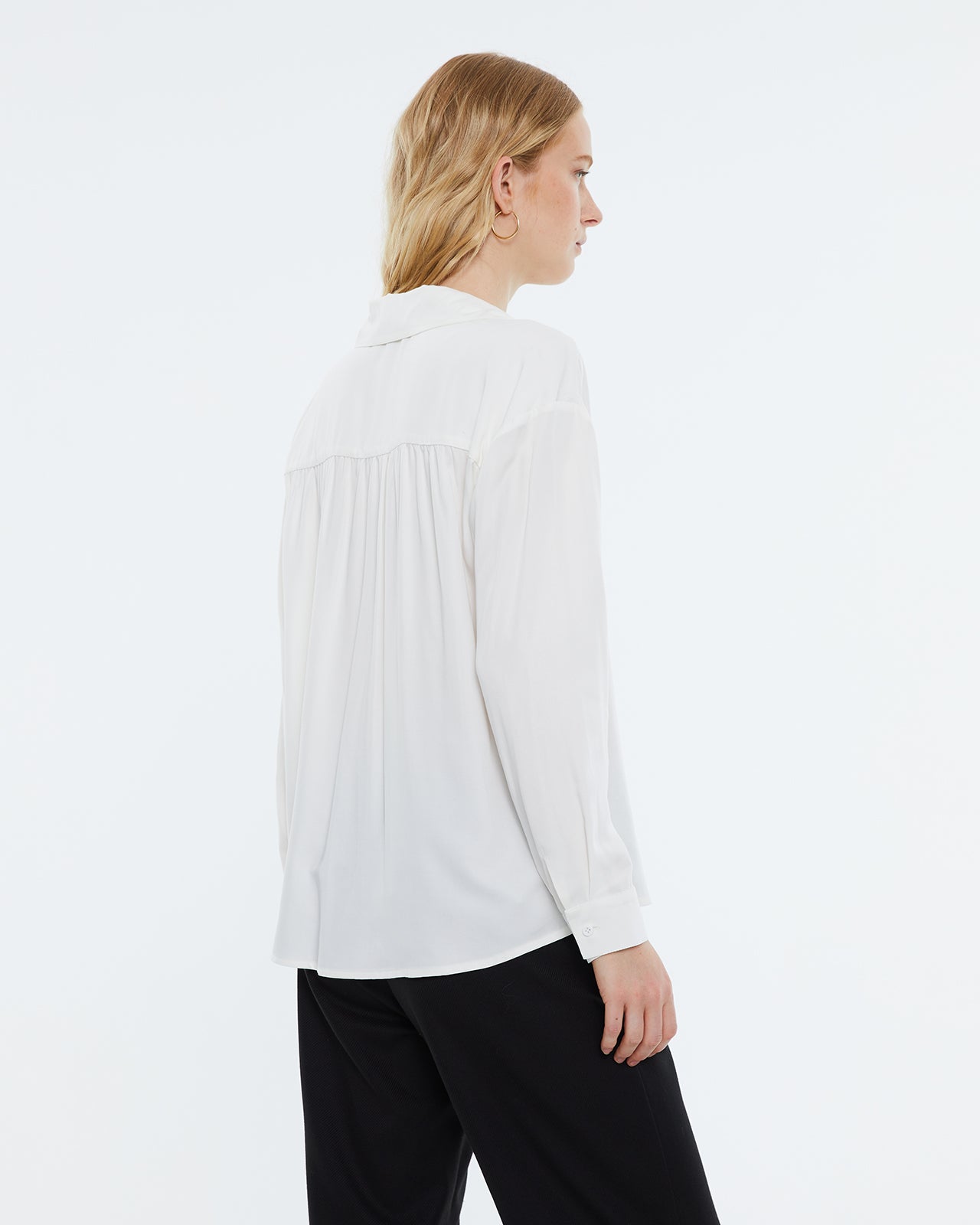 Plain women's shirt, long sleeves and shirt collar.