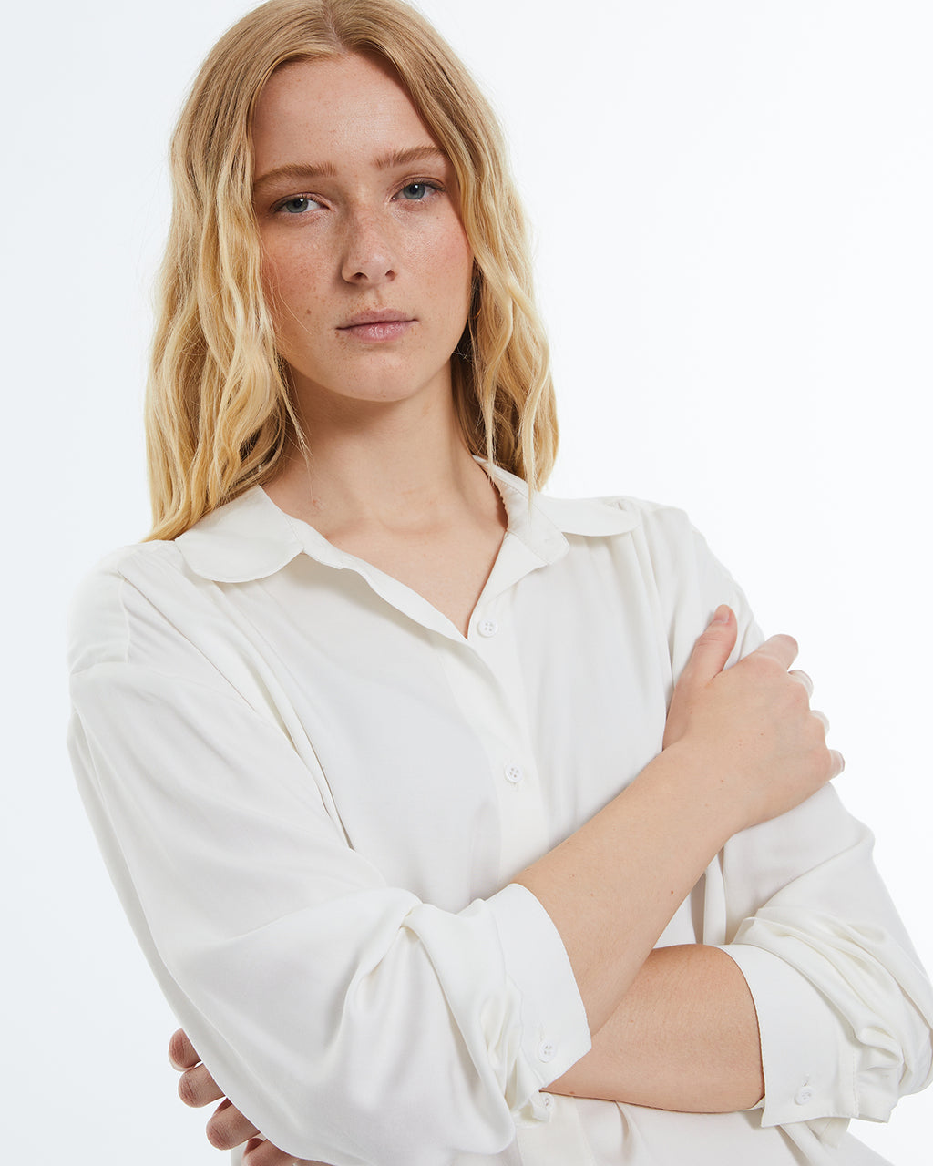 Plain women's shirt, long sleeves and shirt collar.