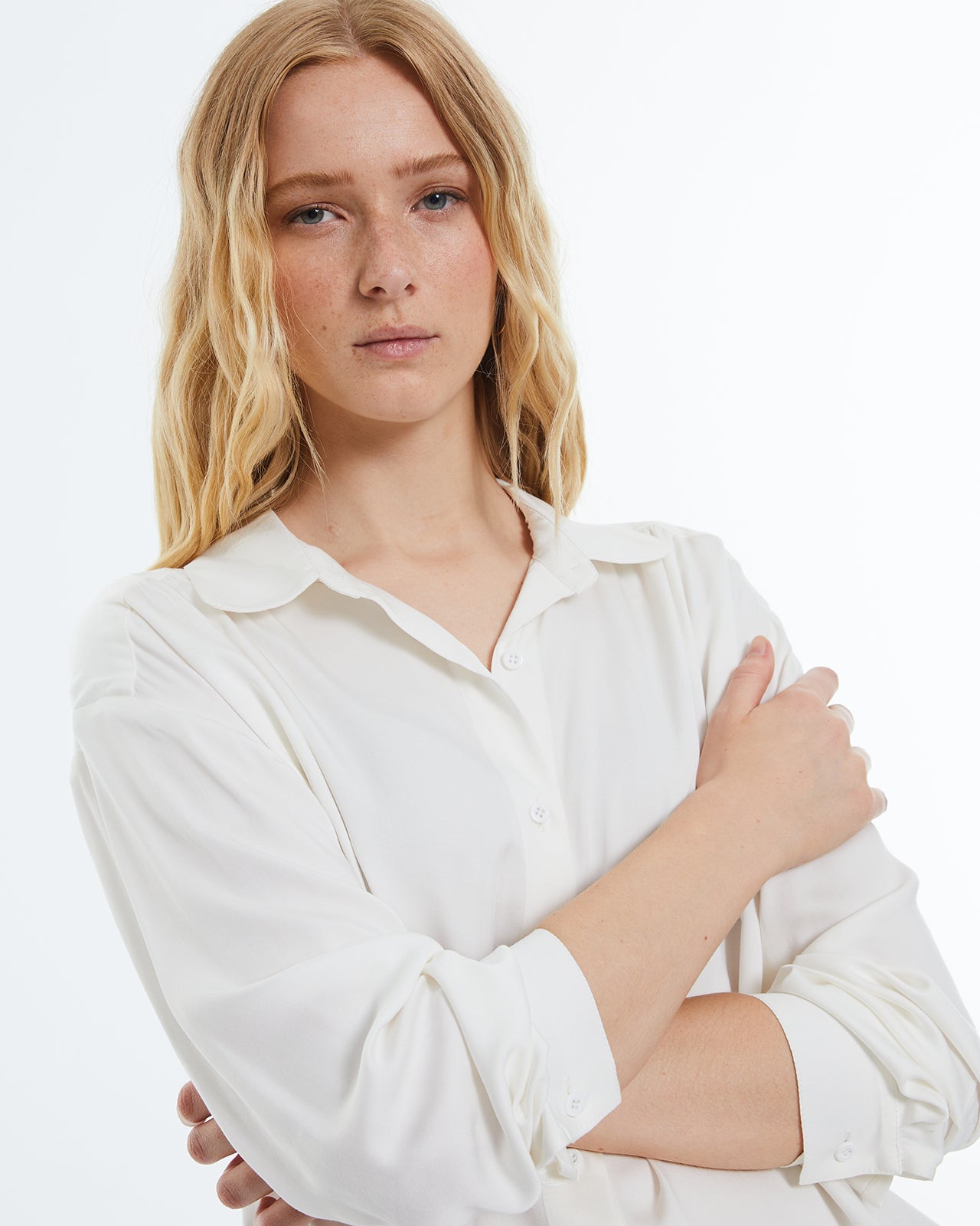 Camisa de mujer lisa, manga larga y cuello camisero.