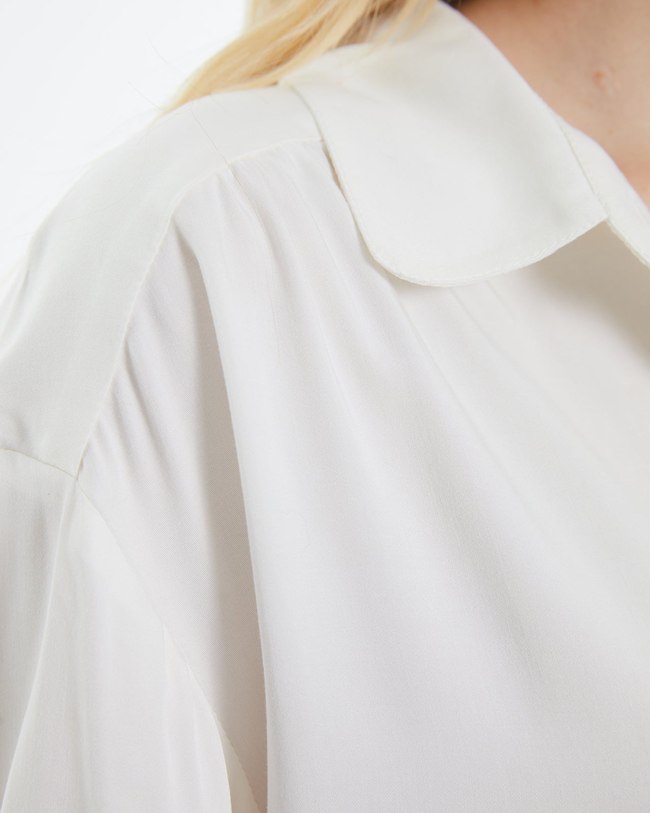 Plain women's shirt, long sleeves and shirt collar.