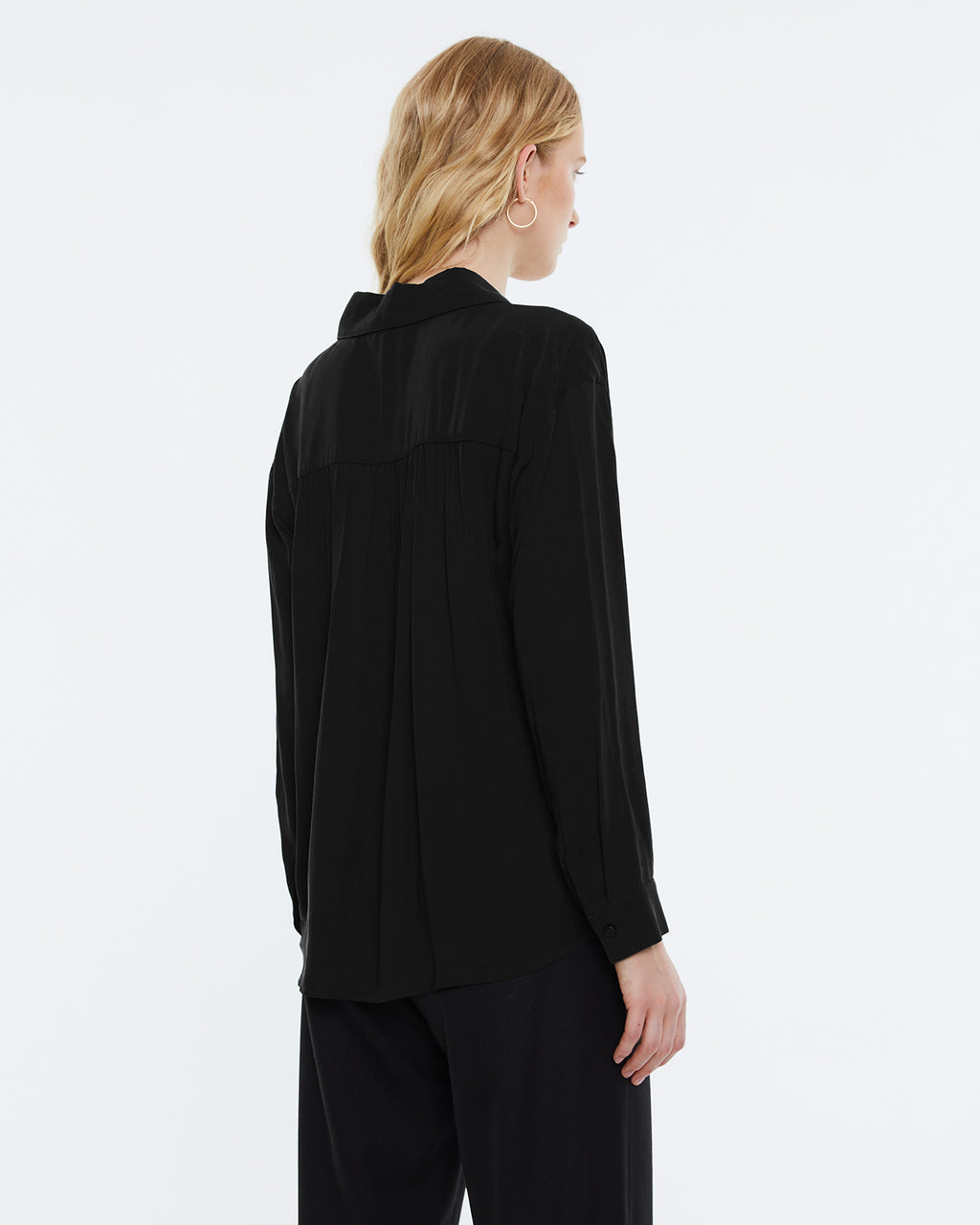 Plain women's shirt, long sleeves and shirt collar.