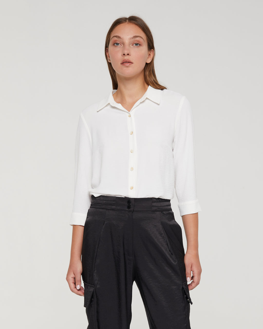 Women's shirt, shirt collar and French sleeves.