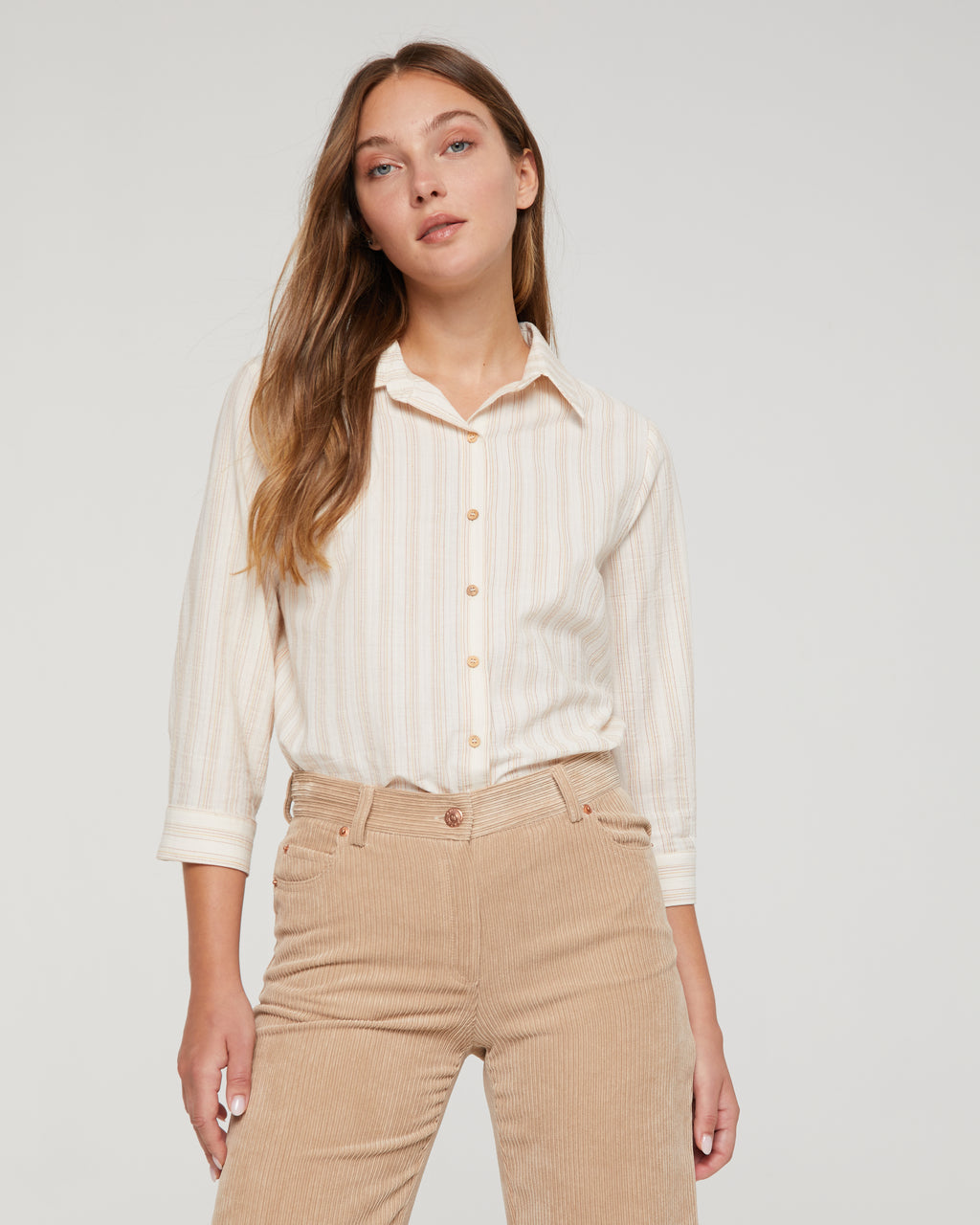 Women's shirt with a shirt collar and French sleeves.