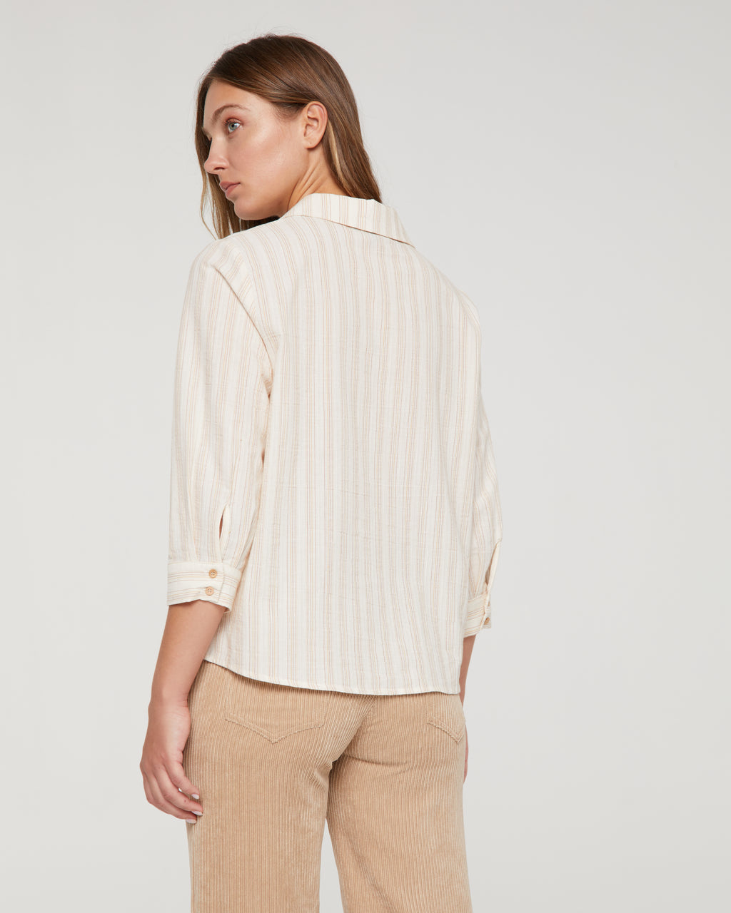 Women's shirt with a shirt collar and French sleeves.