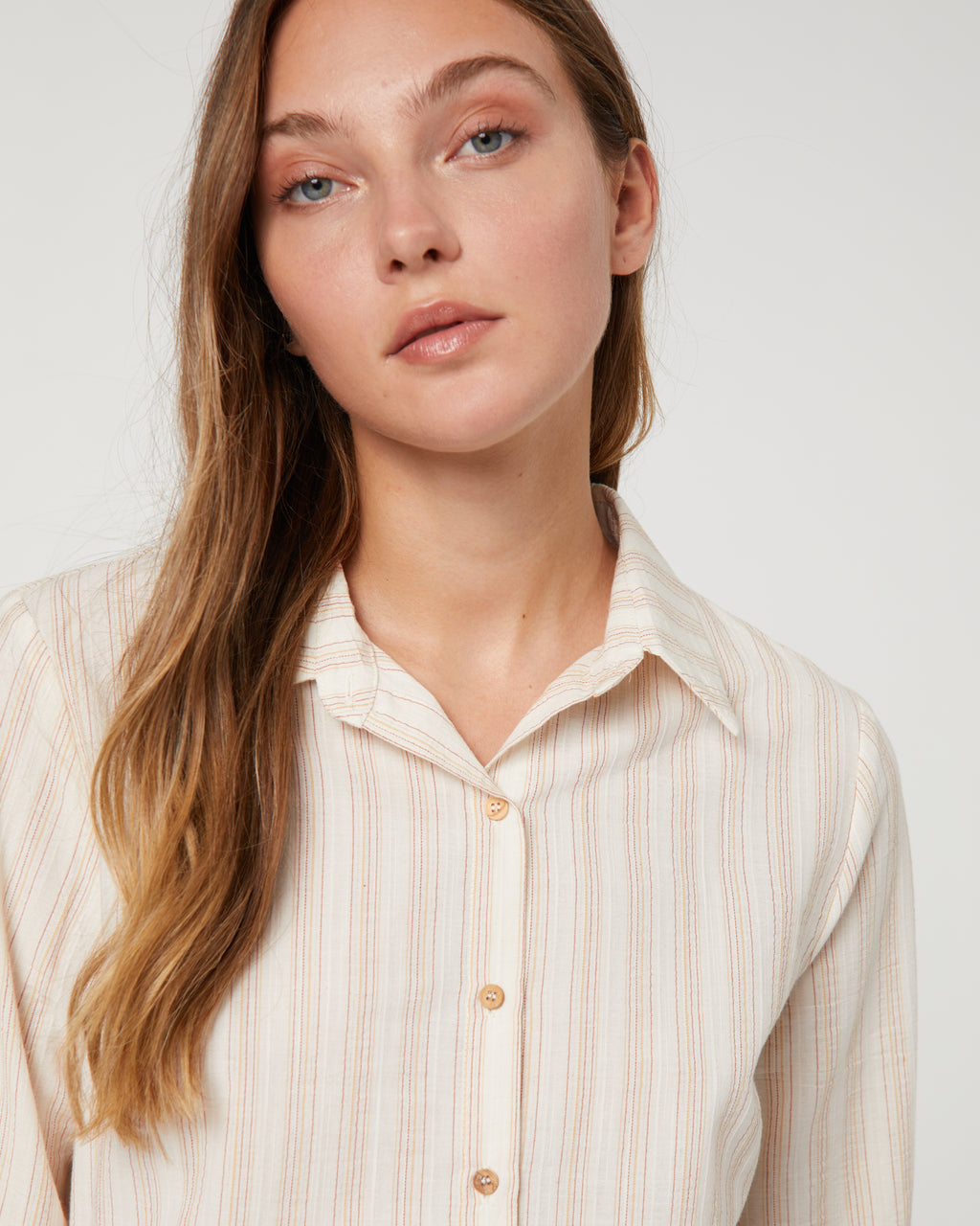 Women's shirt with a shirt collar and French sleeves.