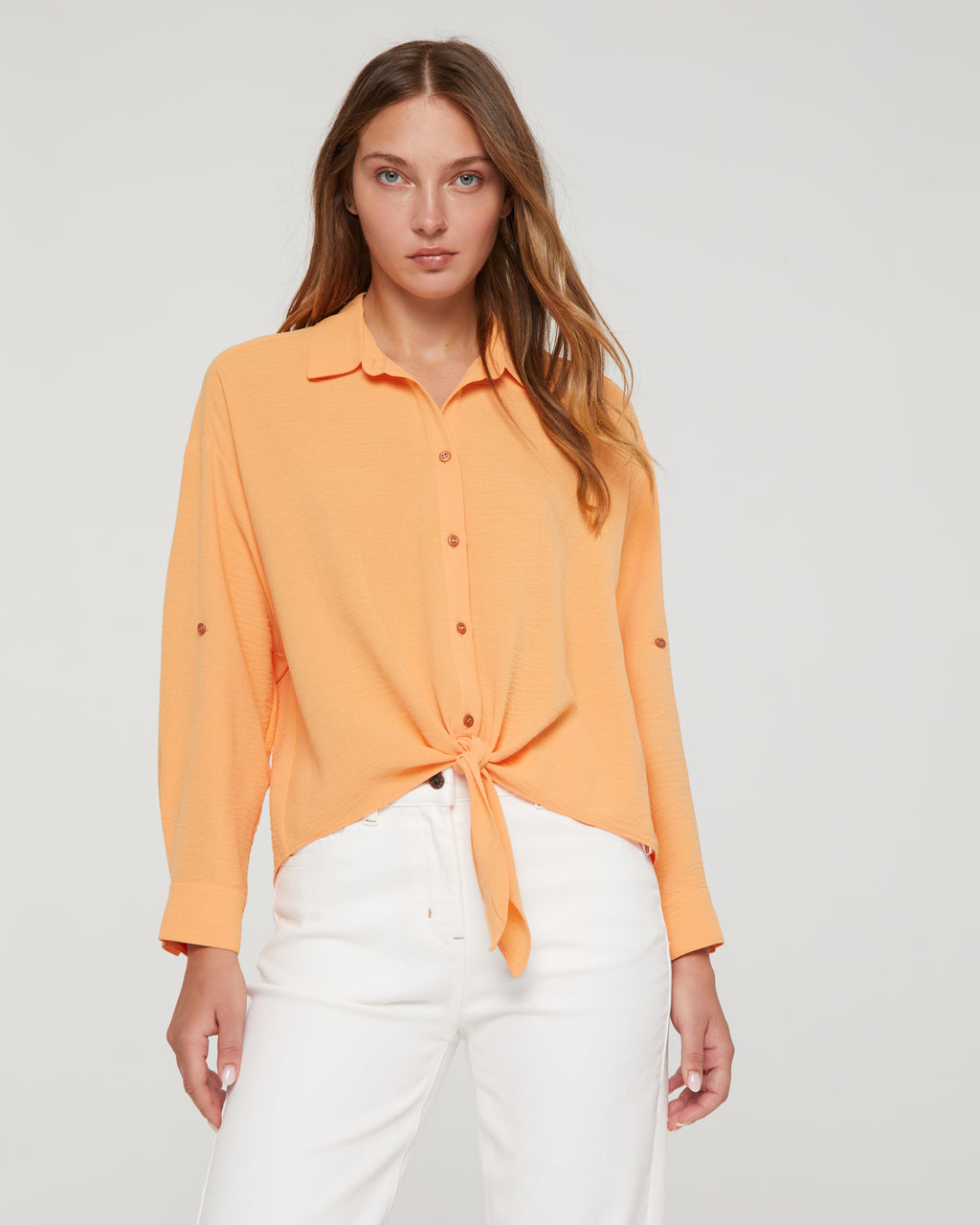 Women's shirt with a shirt collar and French sleeves