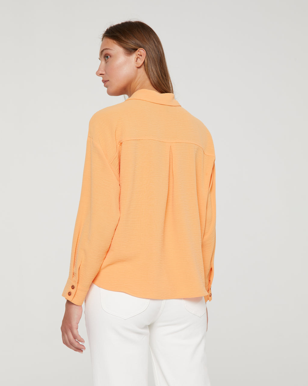 Women's shirt with a shirt collar and French sleeves