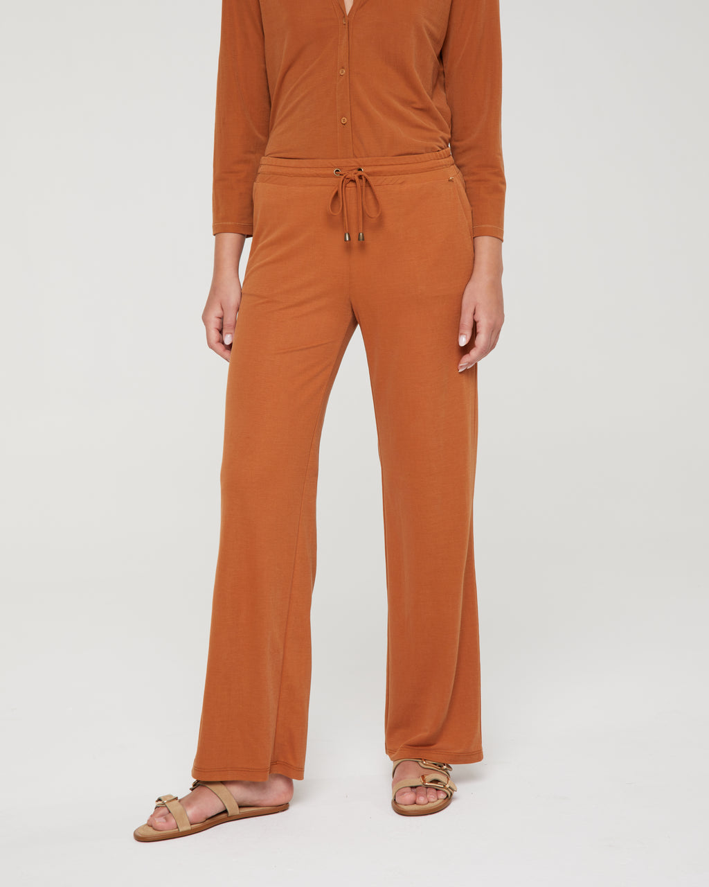 Wide women's trousers, elastic waist.