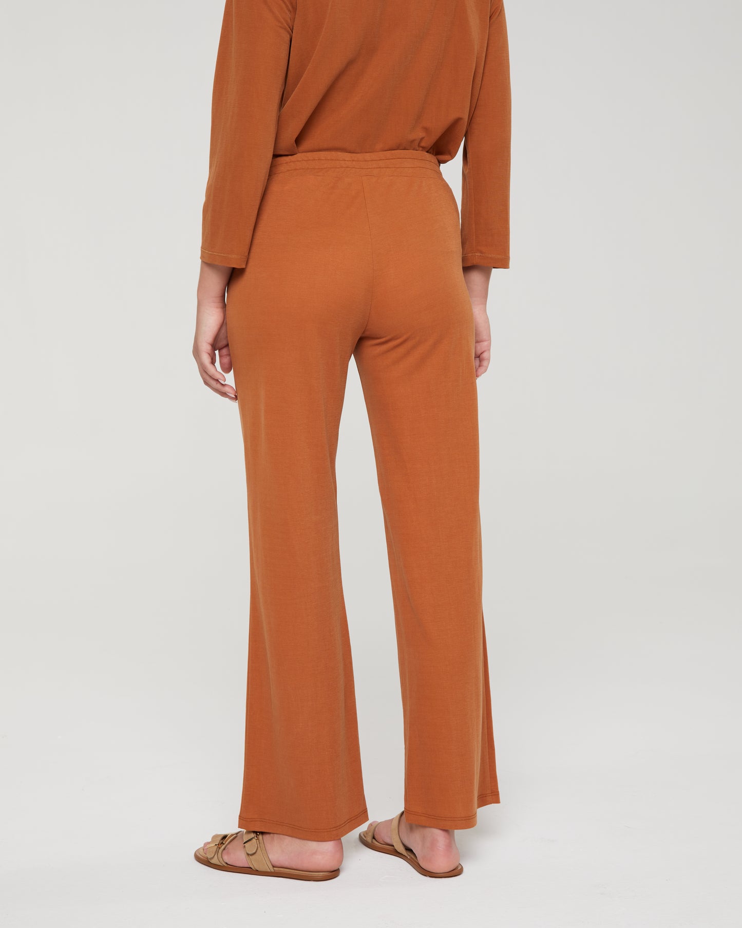 Wide women's trousers, elastic waist.