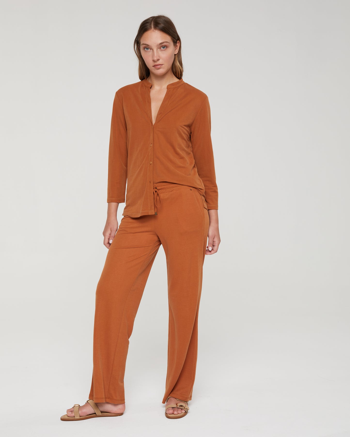 Wide women's trousers, elastic waist.