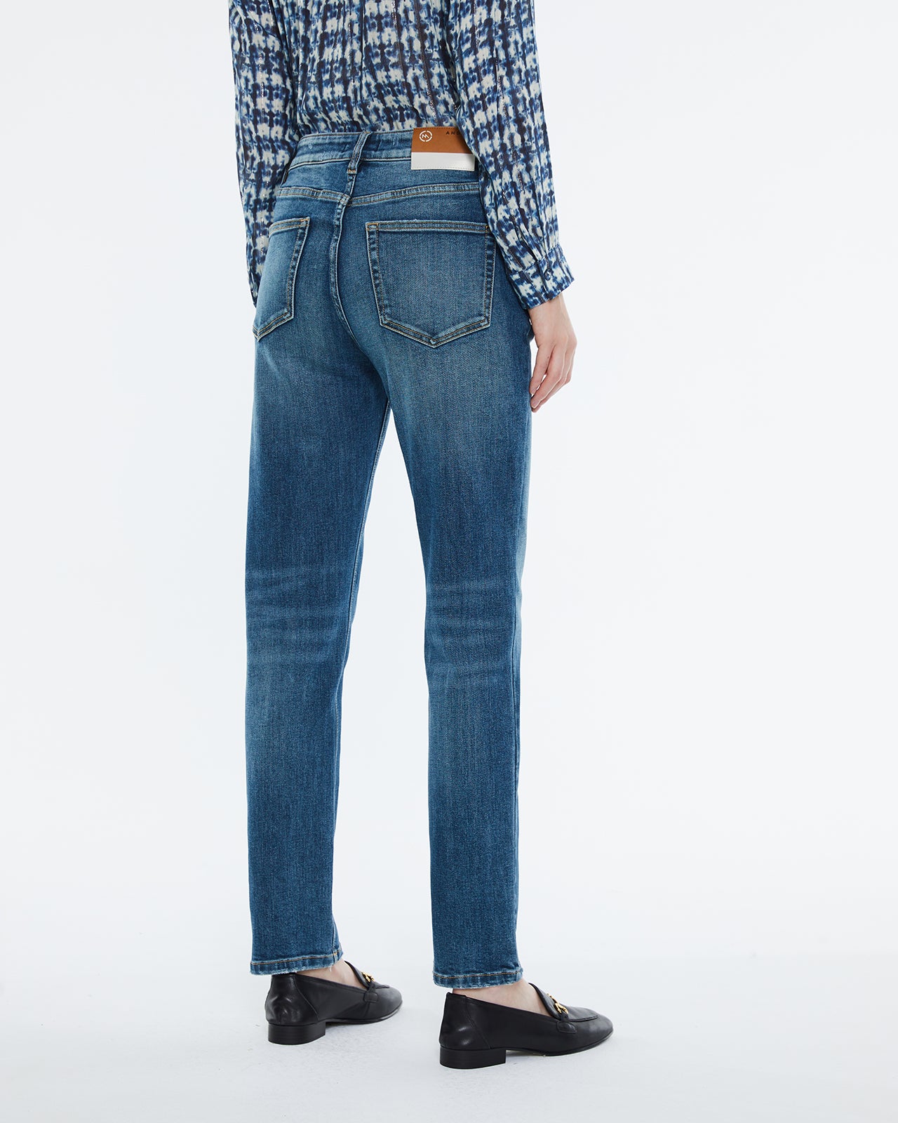 Straight women's jeans, high waist and zipper closure.