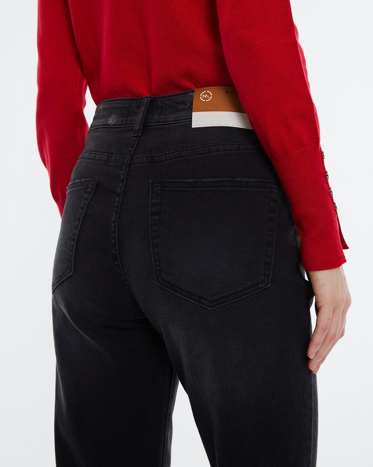 Straight women's jeans, high waist and zipper closure.