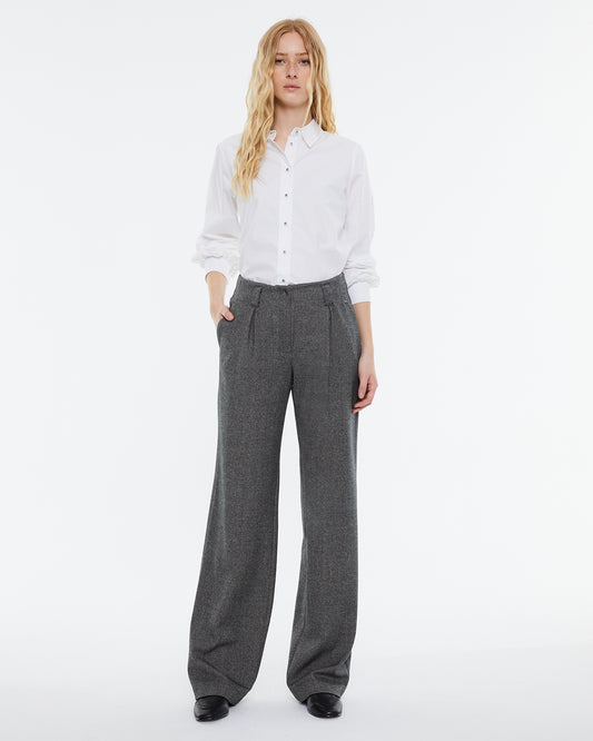 Women's wide-leg trousers with pleats and high waist.