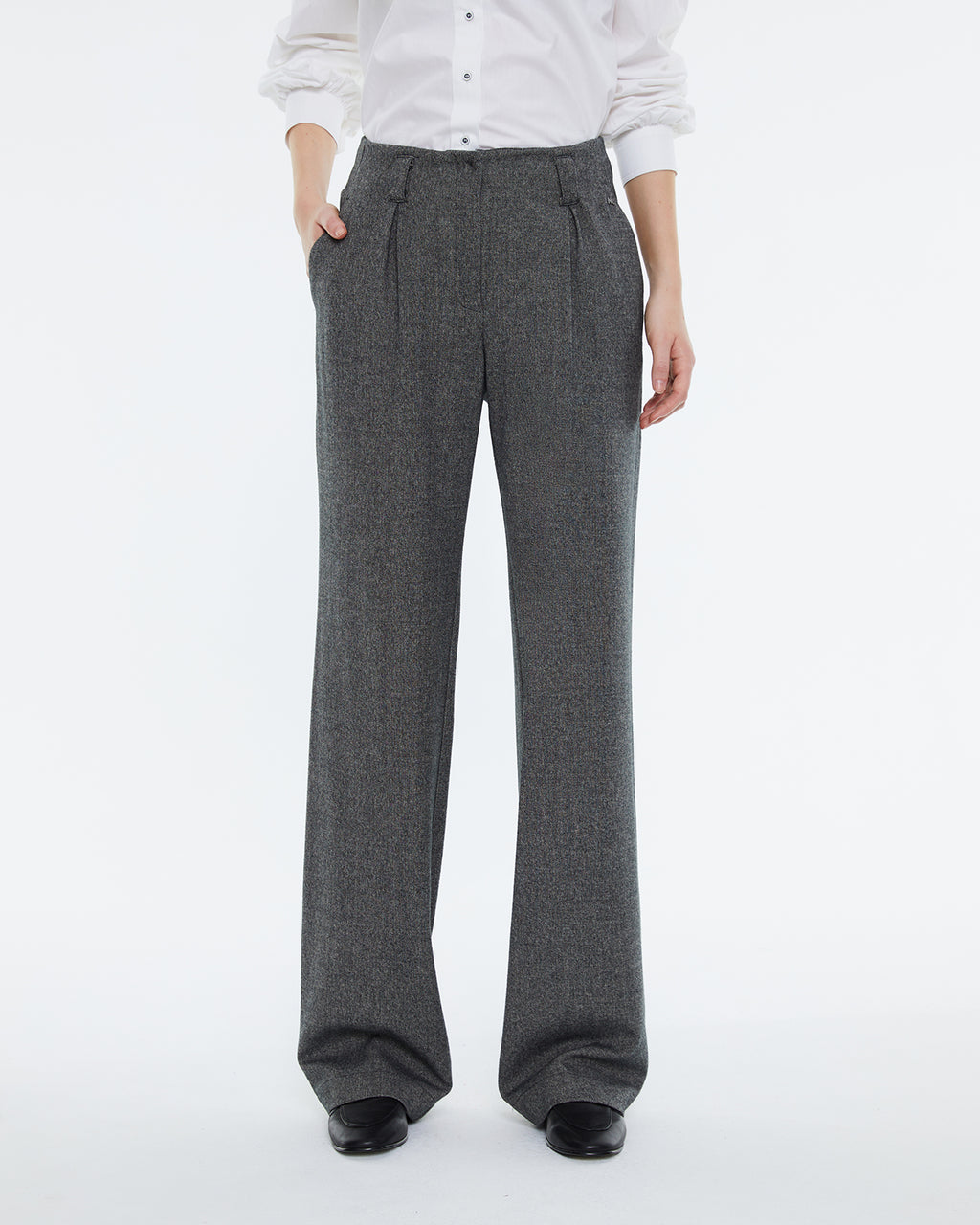 Women's wide-leg trousers with pleats and high waist.