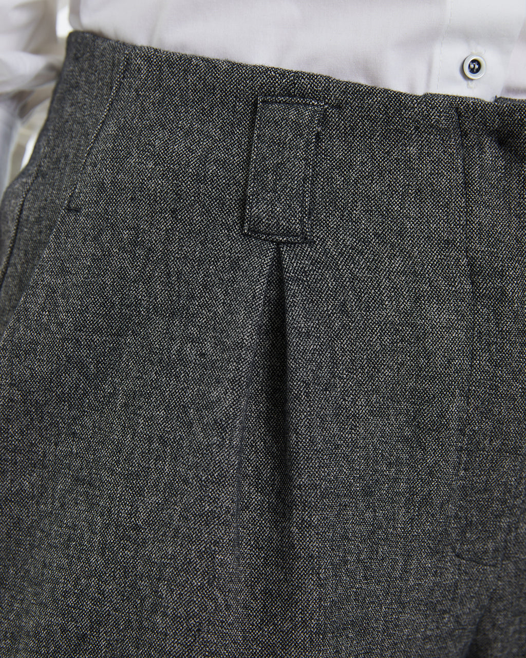 Weite Damenhose mit Bundfalten, hoher Taille.