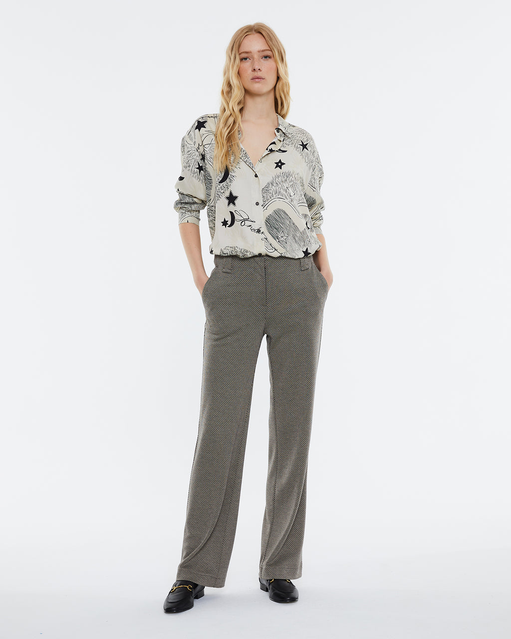 Wide, high-waisted women's trousers in herringbone print knit.