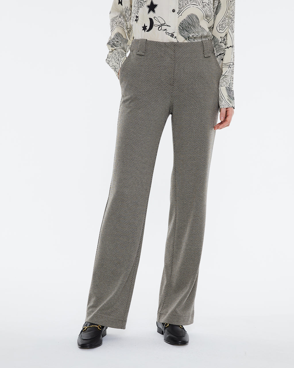 Wide, high-waisted women's trousers in herringbone print knit.