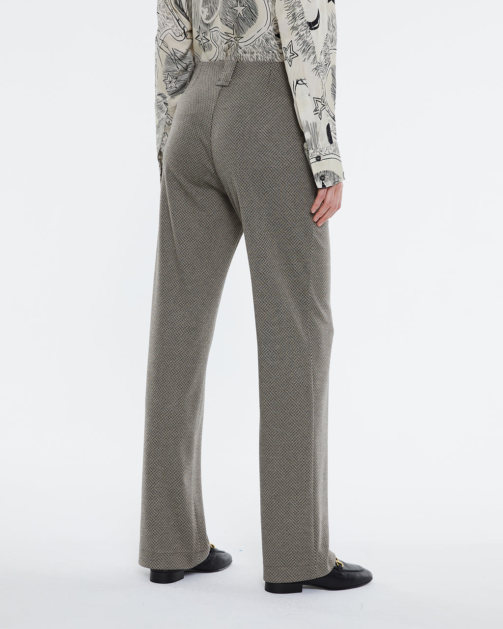 Wide, high-waisted women's trousers in herringbone print knit.