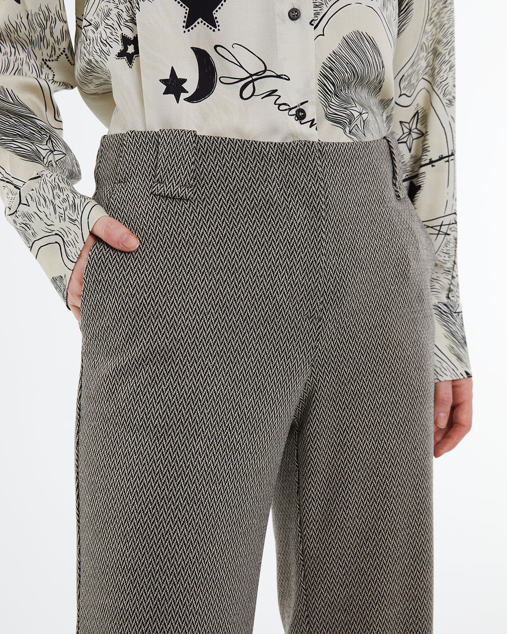 Wide, high-waisted women's trousers in herringbone print knit.