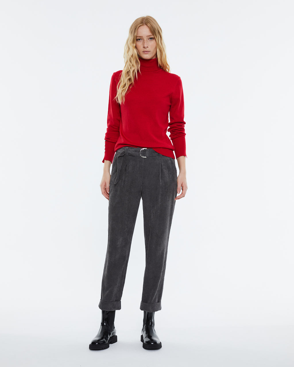 Women's corduroy cropped trousers, high waist and pleats.