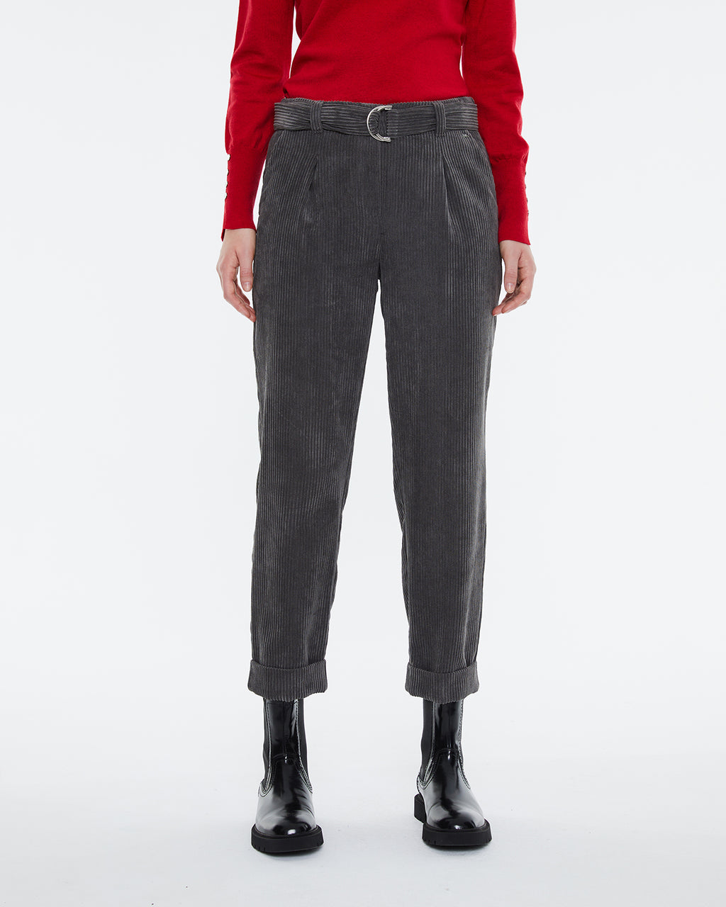 Women's corduroy cropped trousers, high waist and pleats.