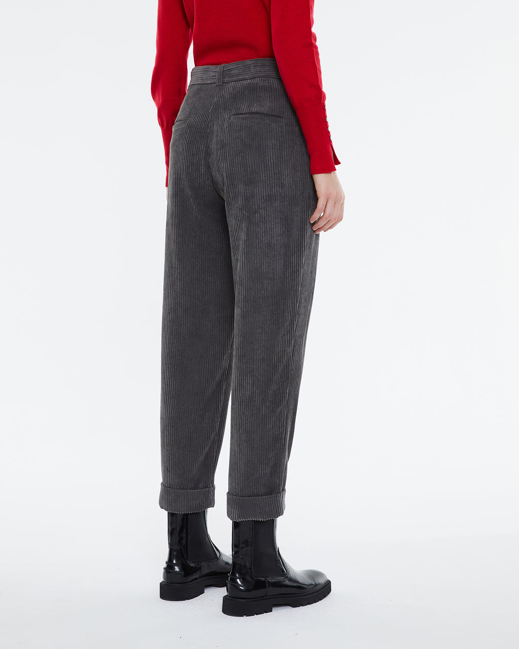 Women's corduroy cropped trousers, high waist and pleats.