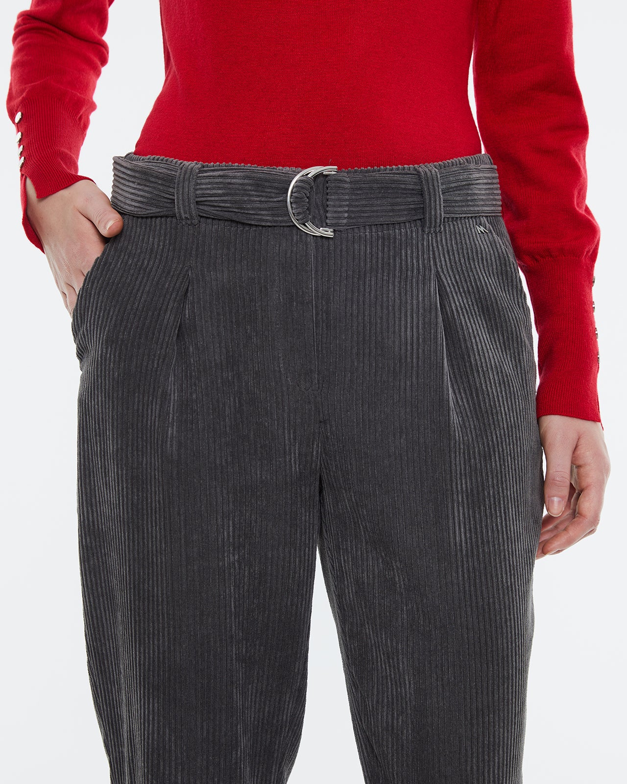 Knöchellange Cordhose für Damen, hoher Bund und Bundfalten.