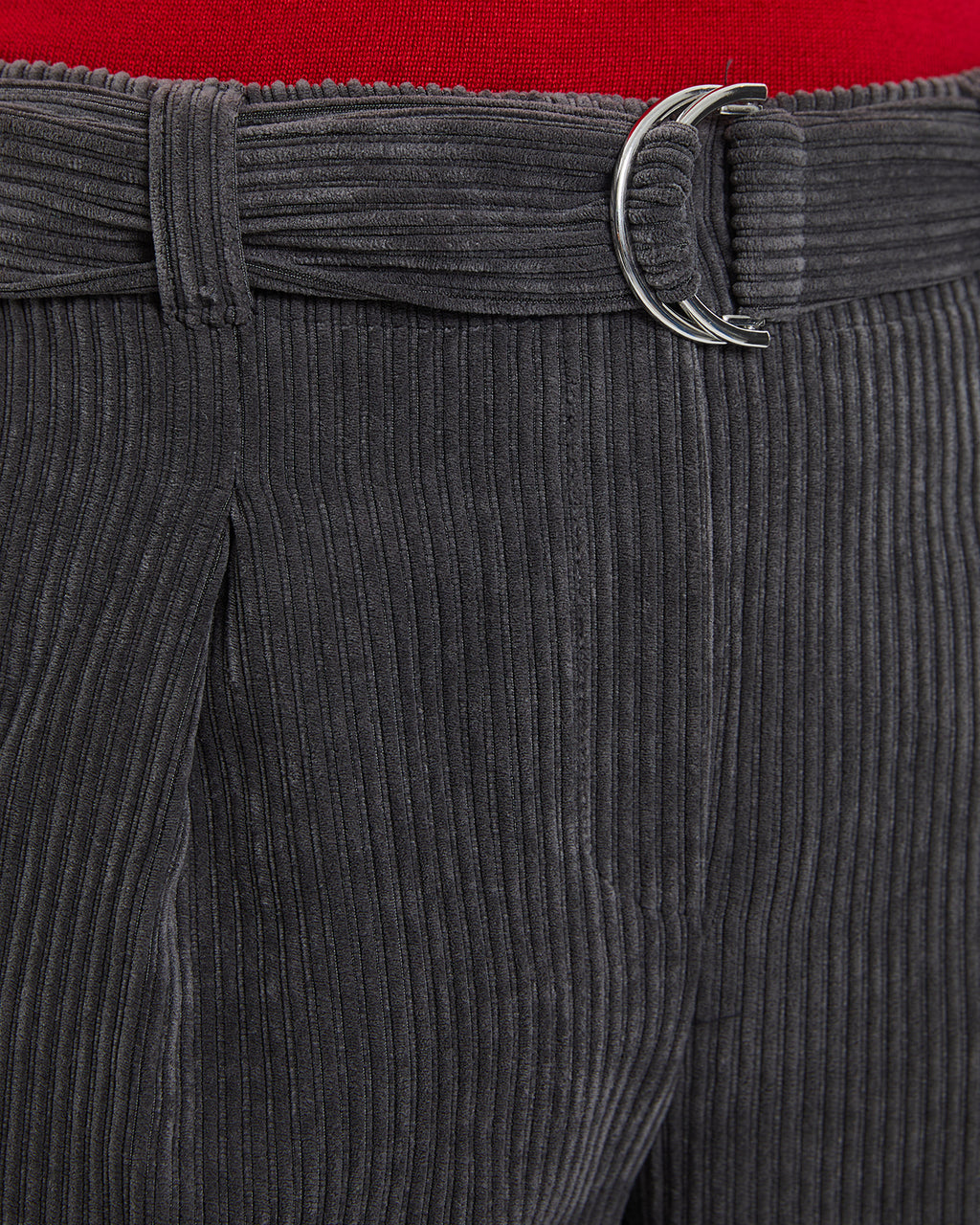 Women's corduroy cropped trousers, high waist and pleats.