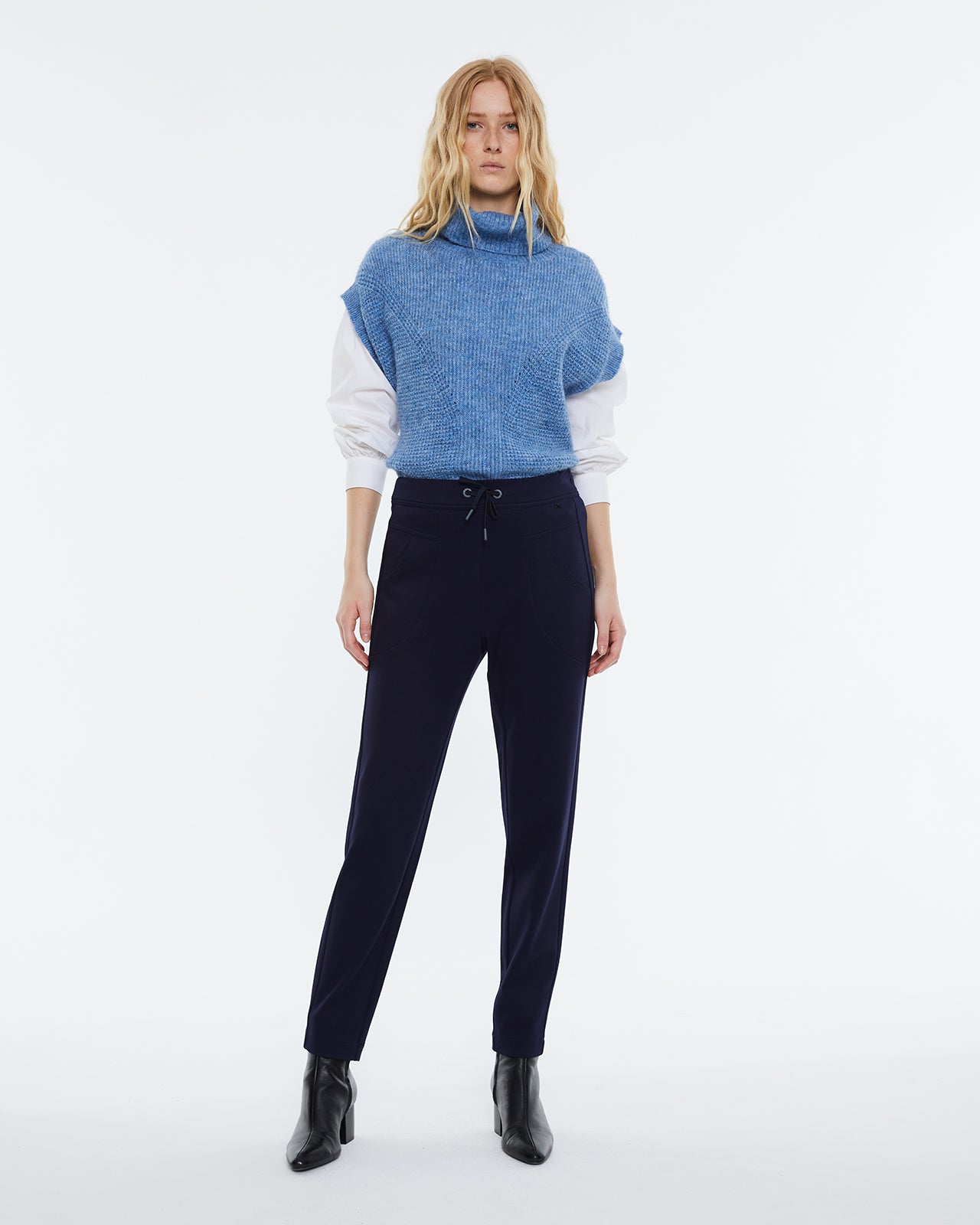 Women's knitted trousers, elastic waistband, high rise.