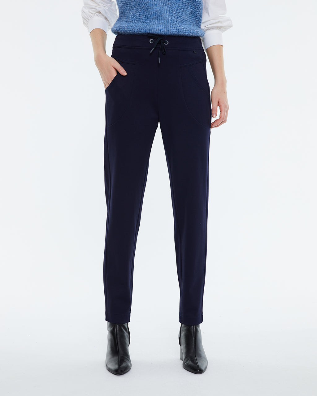 Women's knitted trousers, elastic waistband, high rise.