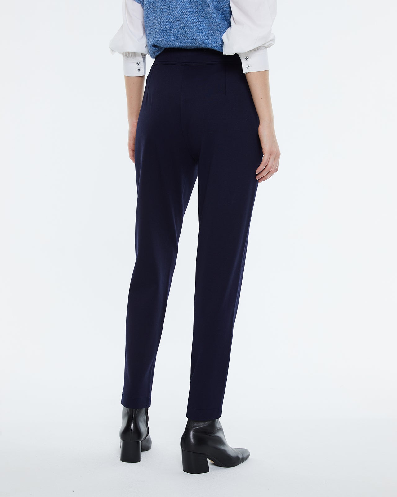 Women's knitted trousers, elastic waistband, high rise.