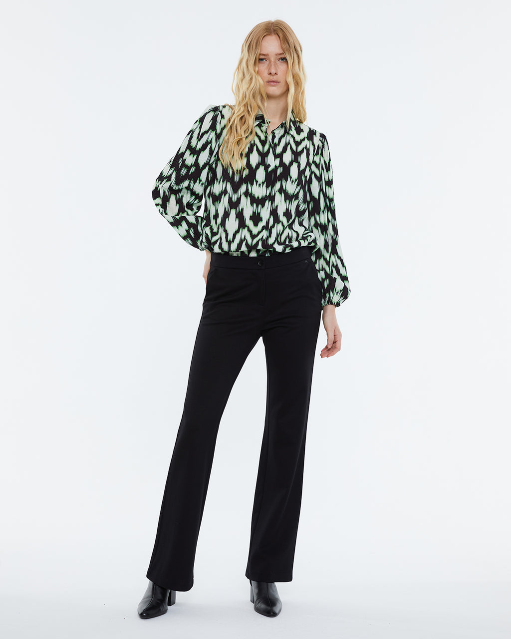 Women's flared trousers in knit, high rise, elastic waist.