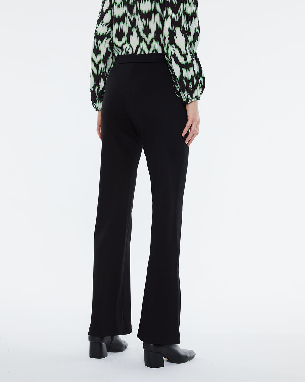 Women's flared trousers in knit, high rise, elastic waist.