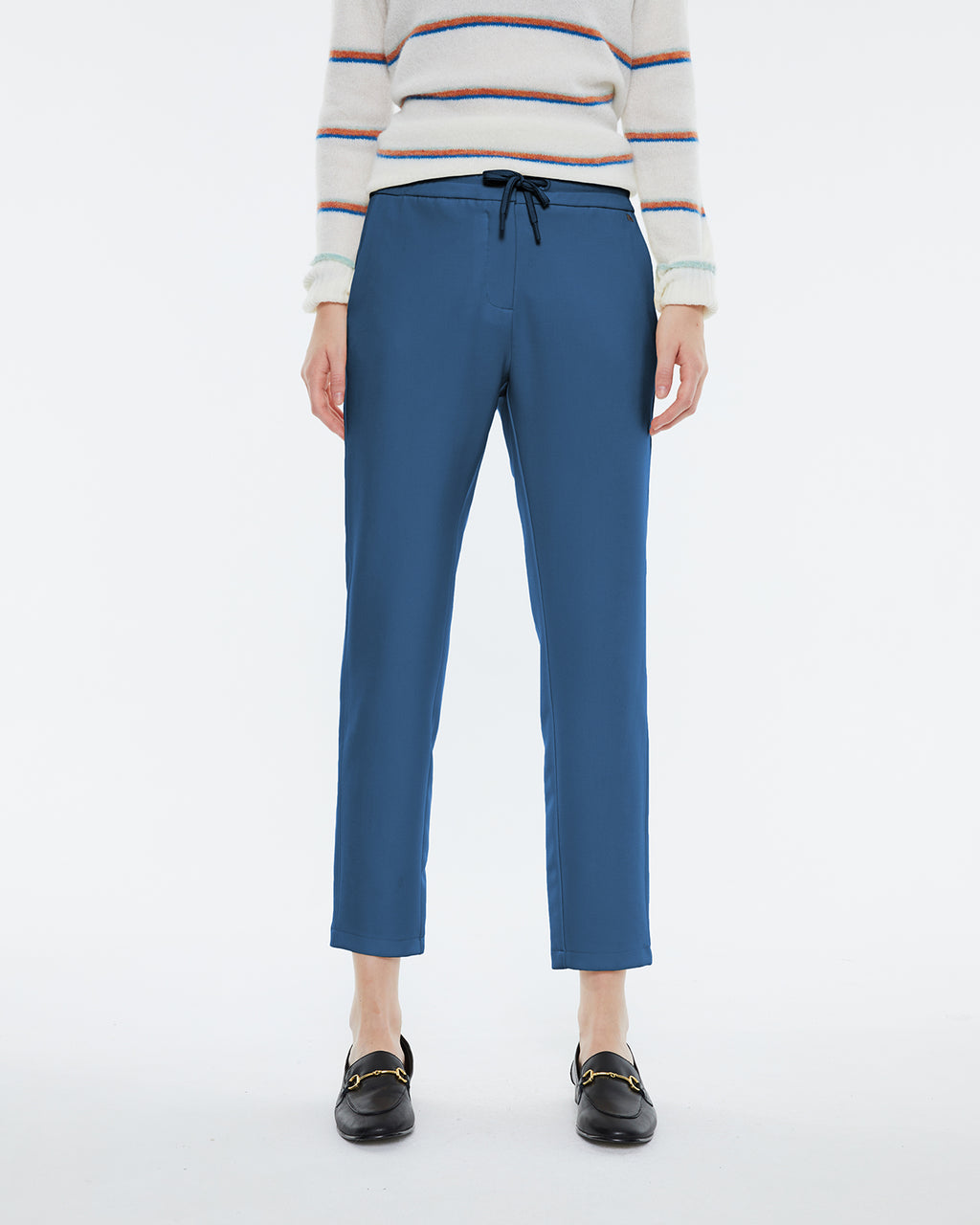 Fluid women's straight trousers, high rise with elastic waistband.