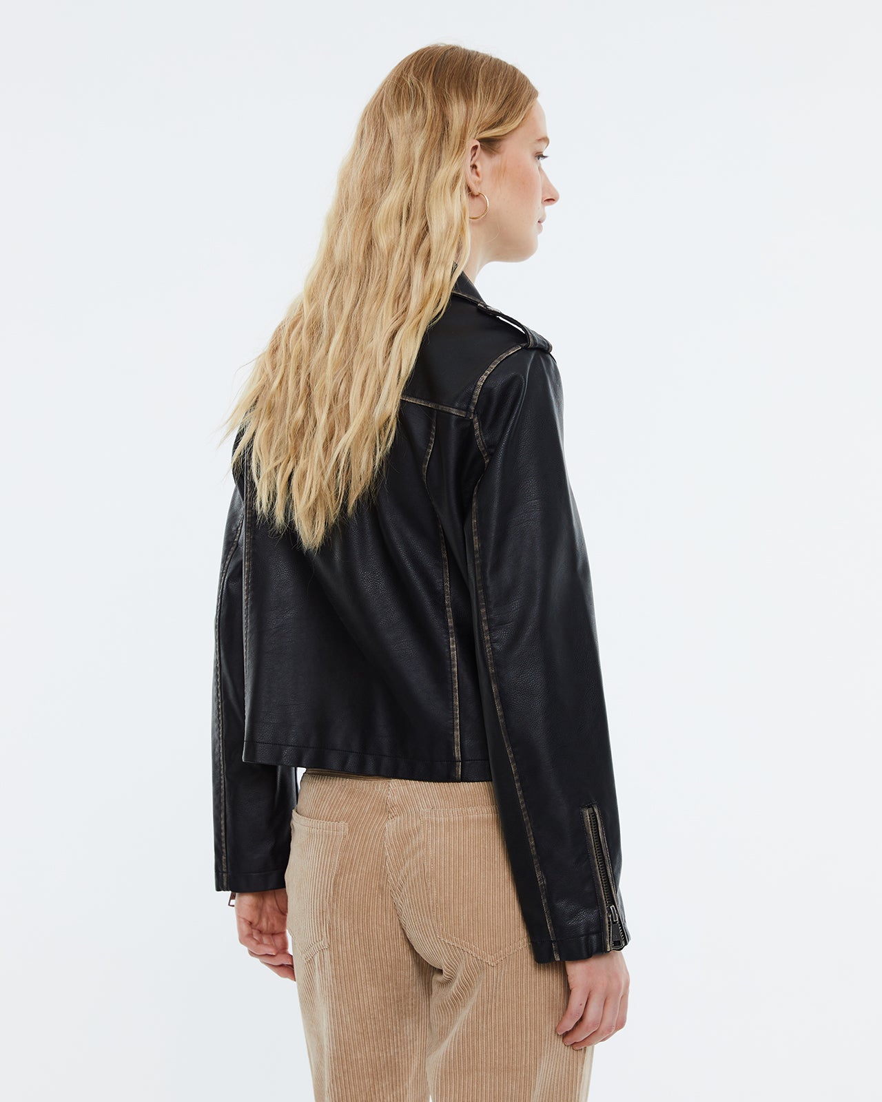 Women's biker jacket made of eco-leather. Lined.