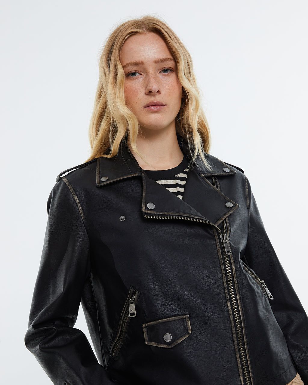 Women's biker jacket made of eco-leather. Lined.