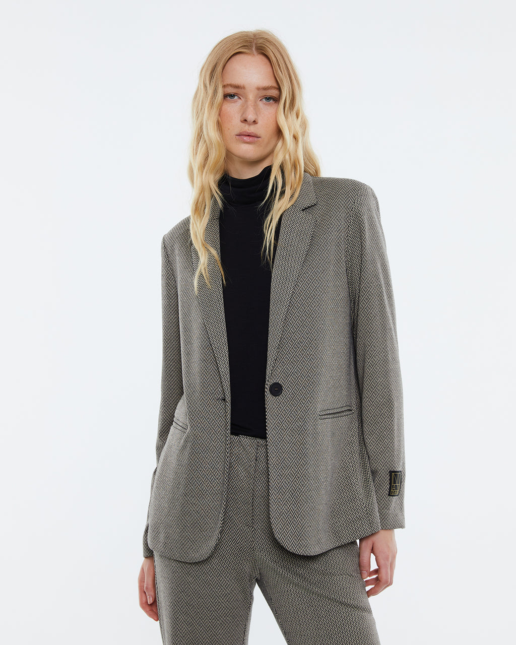 Women's blazer in herringbone knit fabric.