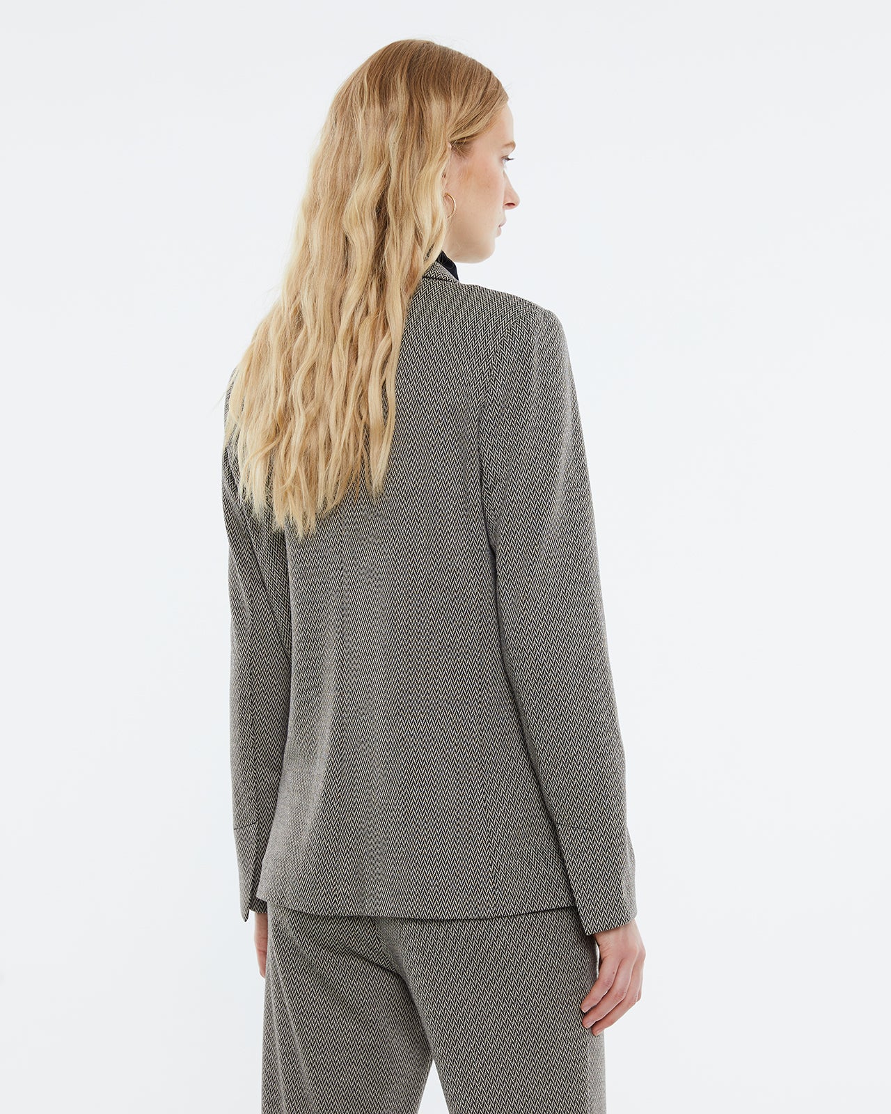 Women's blazer in herringbone knit fabric.