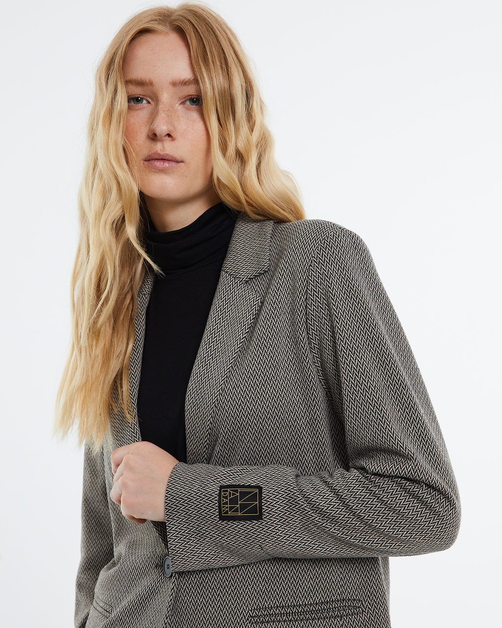 Women's blazer in herringbone knit fabric.