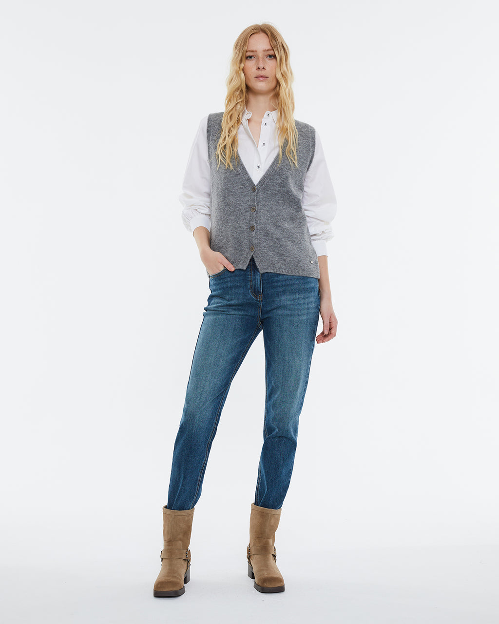 Women's vest in plain knit.