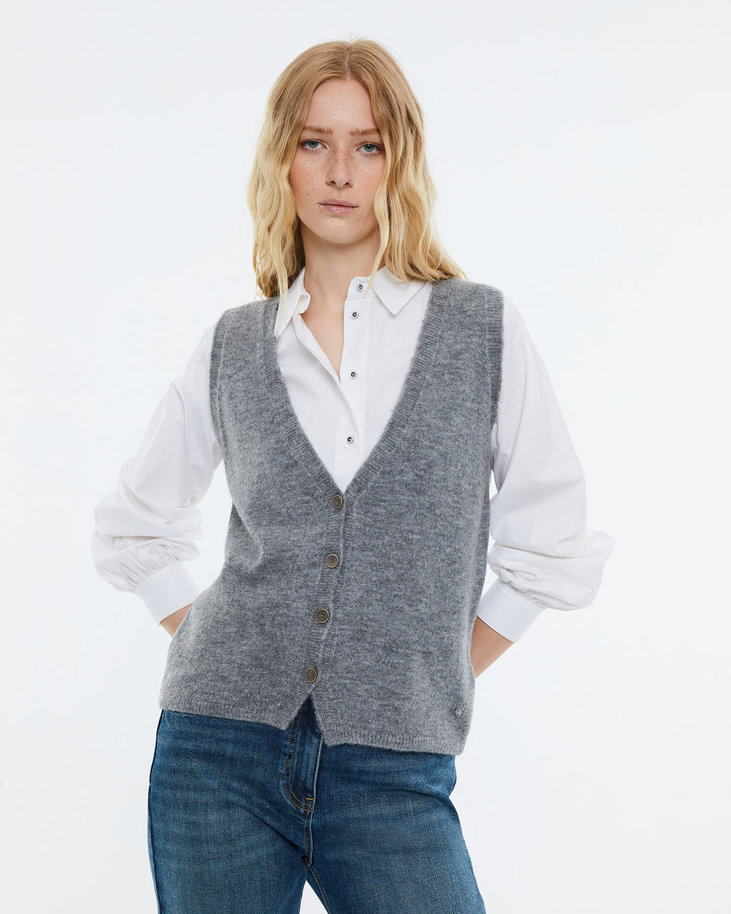 Women's vest in plain knit.