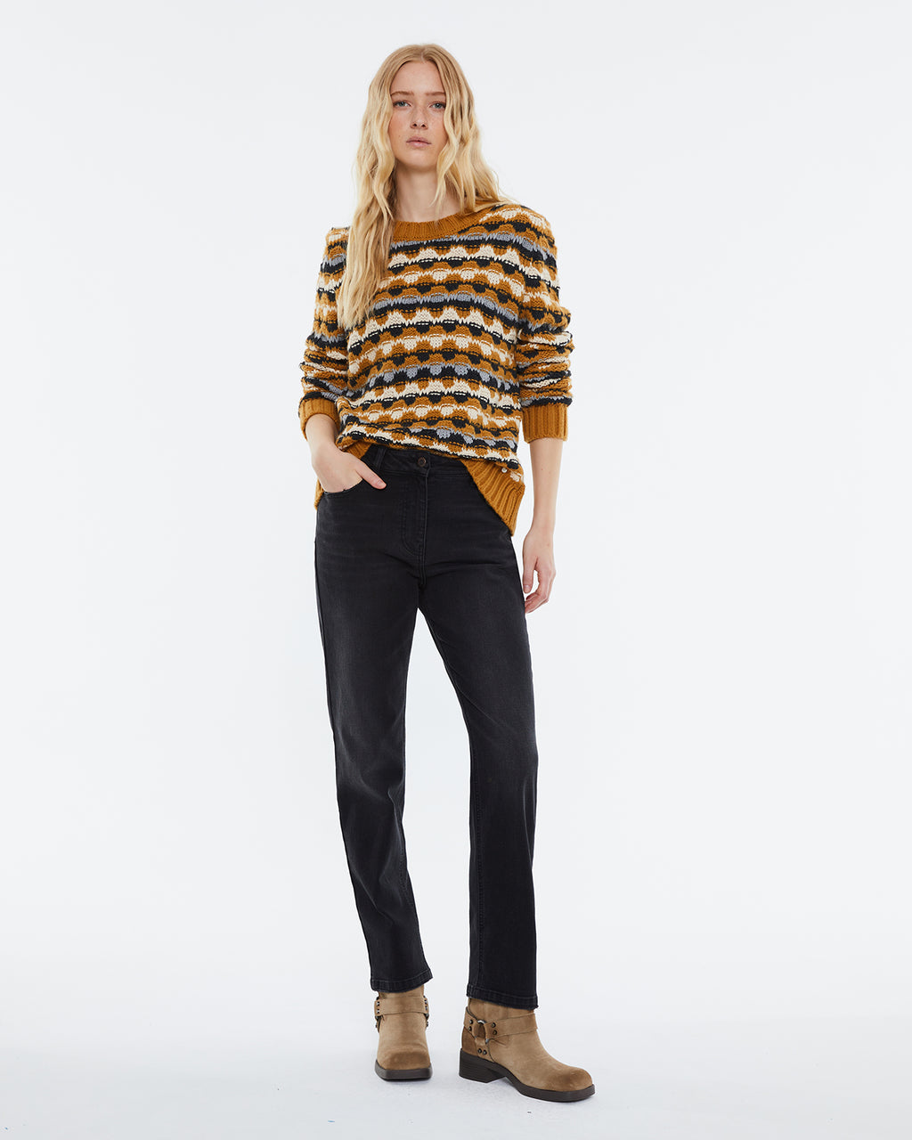 Women's long-sleeved, round-neck sweater.