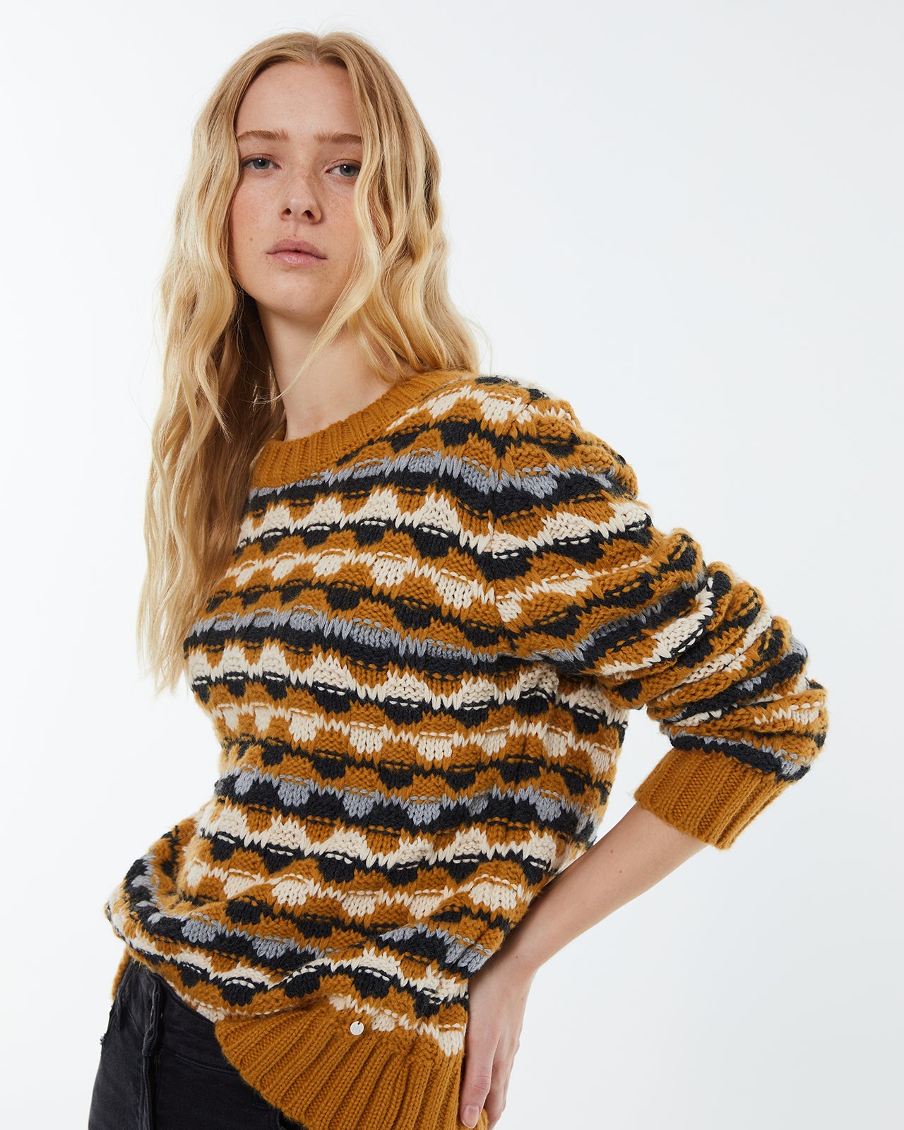 Women's long-sleeved, round-neck sweater.