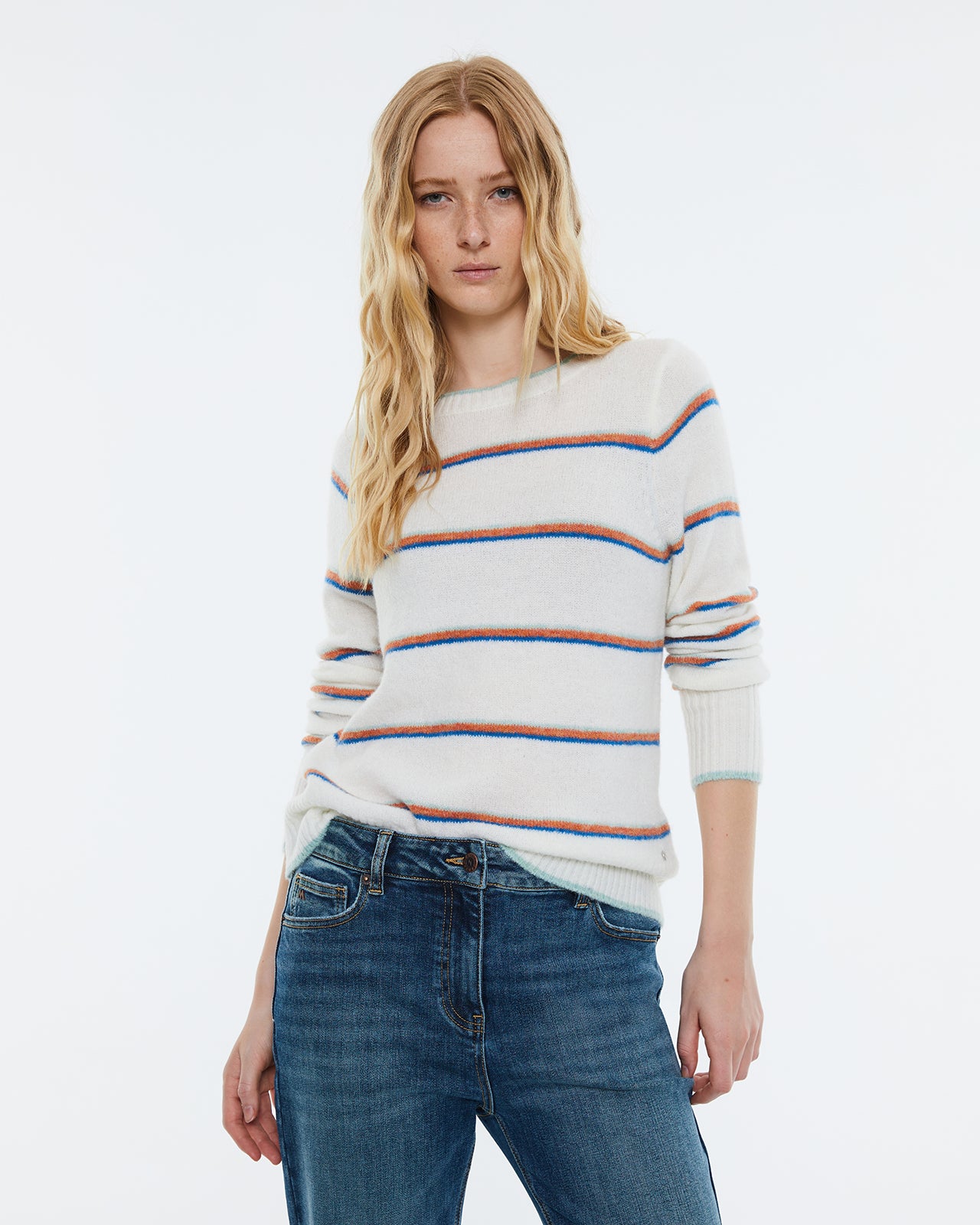 Women's striped sweater, long sleeves, round neck.