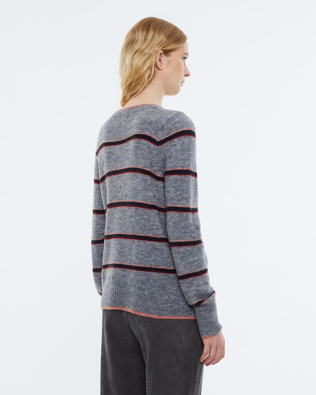 Women's striped sweater, long sleeves, round neck.