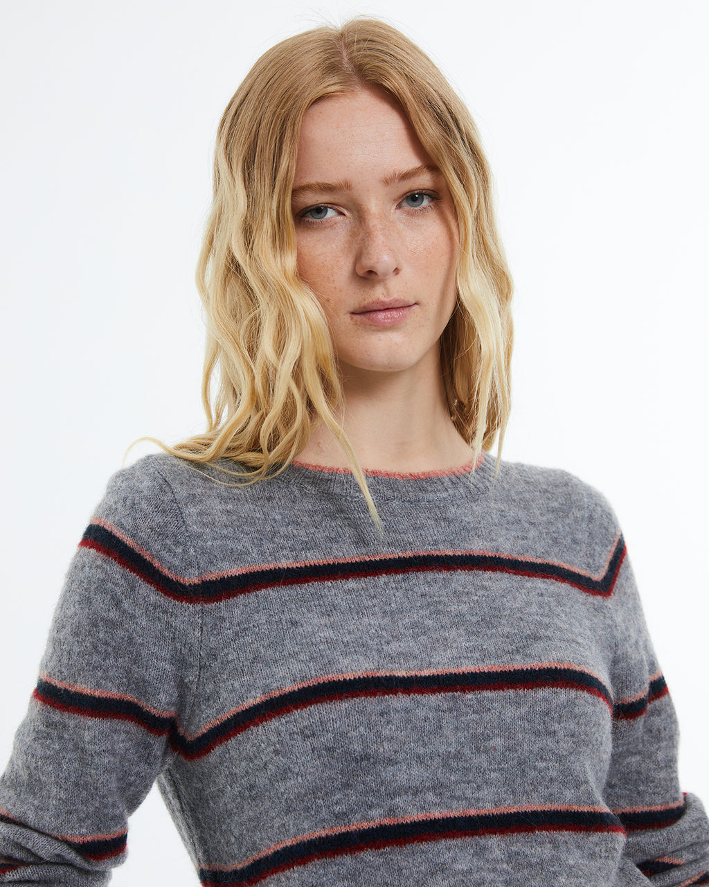 Women's striped sweater, long sleeves, round neck.