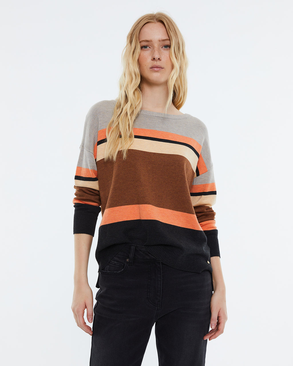 Women's striped print sweater, round neck and long sleeves.